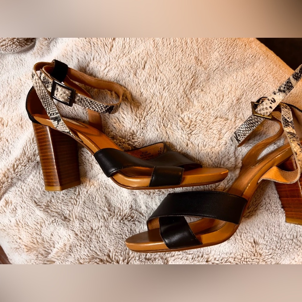 Halogen Black and Tan Heeled Sandals